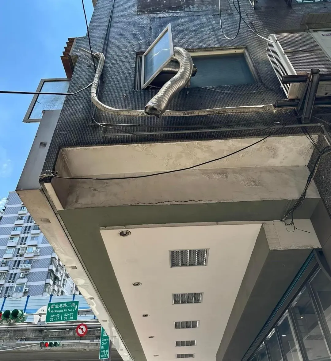 楊小黎說，當時她經過之處上方有管線流出噁心液體。（圖／翻攝自Facebook@楊小黎 Shiauli Yang）