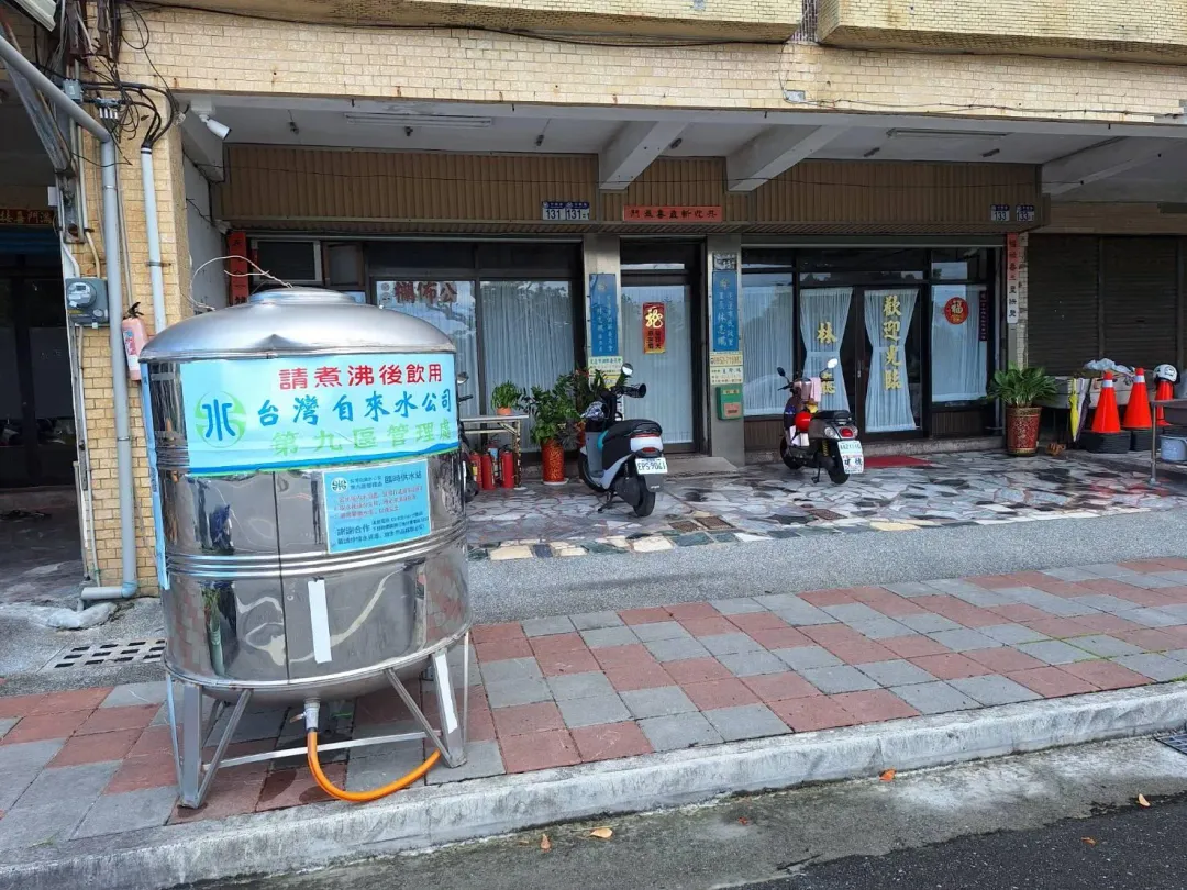 當地民眾如今因為限水所以還要跟人借水。（圖／花蓮砂婆礑自來水淨水廠提供）