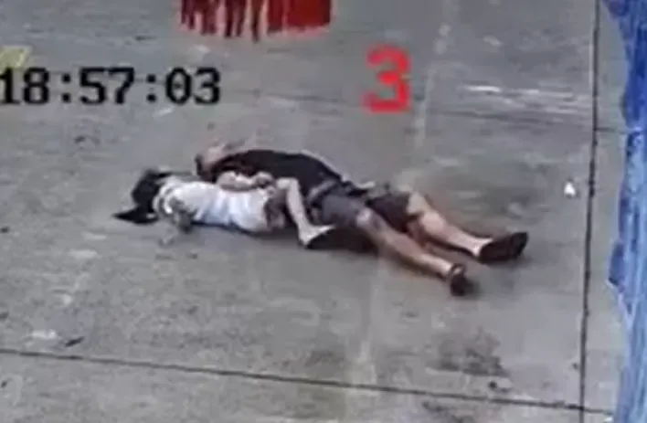 被勒到暈過去的陶男失去意識，和女兒雙雙倒地。（圖／翻攝自微博）