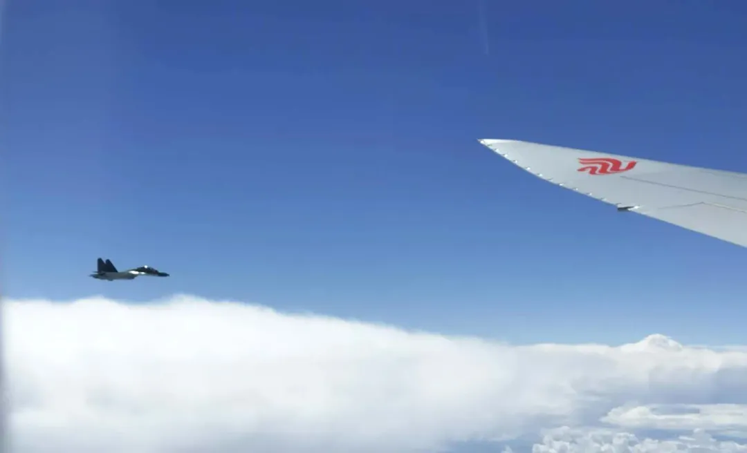 習近平乘坐的專機進入哈薩克領空後，哈薩克空軍戰機升空護航。（圖／新華社）