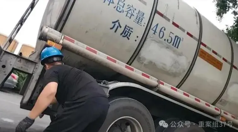 一名罐車司機正在擦拭油口應付檢查（圖／翻攝微博）