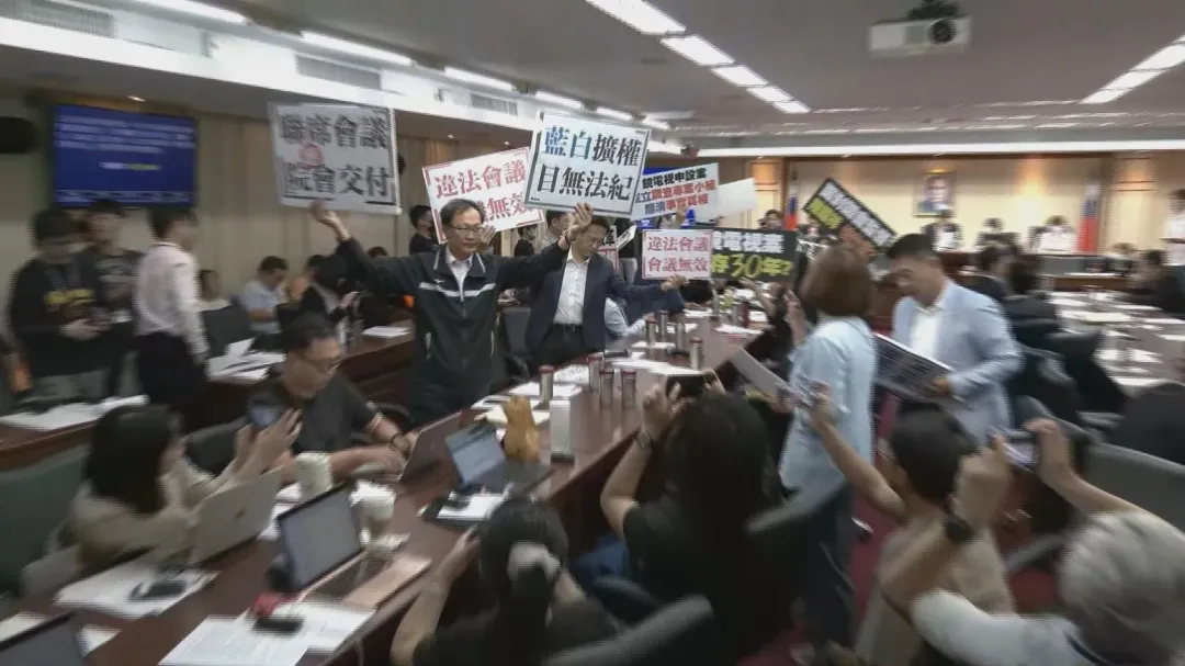藍白聯手提案成立「鏡電視案」調查專案小組，民進黨委員退席抗議（攝自中天新聞）