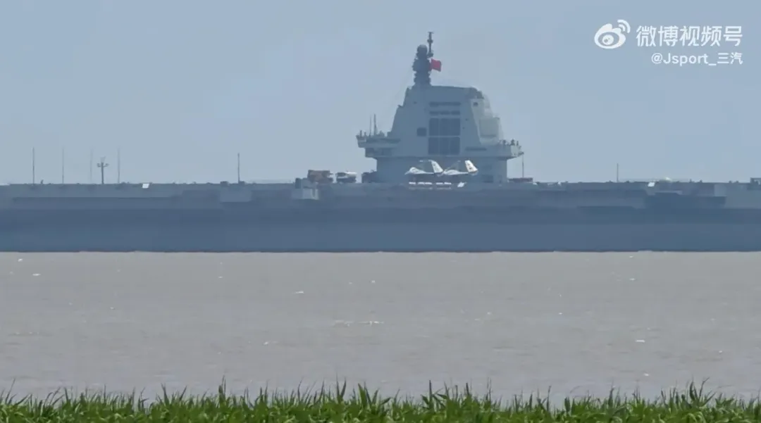 大陸航母「福建艦」傳3日進行第三次海試,有網友拍到甲板上有「艦載機」(圖/翻攝微博「Jsport_三汽」)