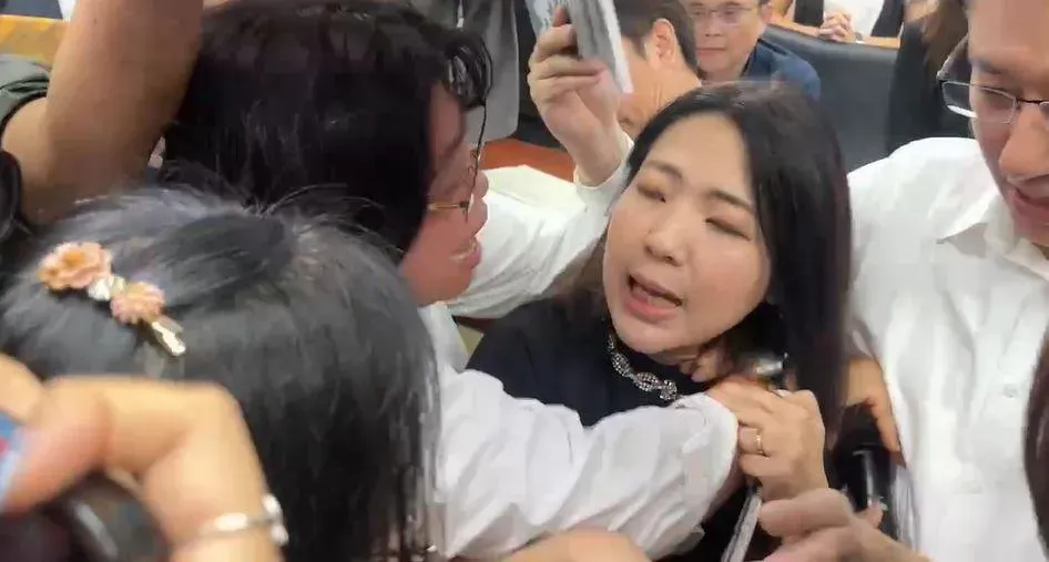 徐巧芯遭王美惠以優勢壓制。（圖／中天新聞）