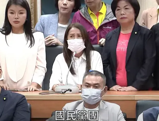 闌尾轉移到群賢樓101室開會。（圖/中天新聞）