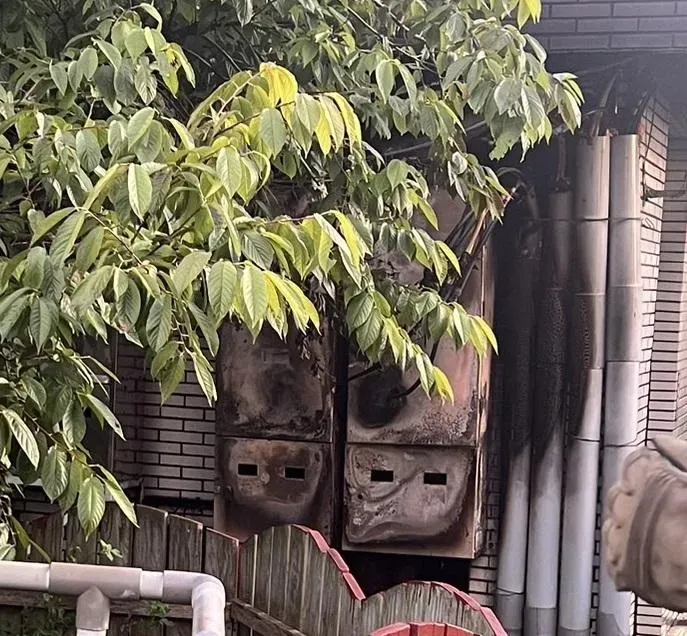 新竹縣湖口南下服務區3日晚間驚傳變電箱火警,停電預計會影響到5日。(圖/中天新聞)
