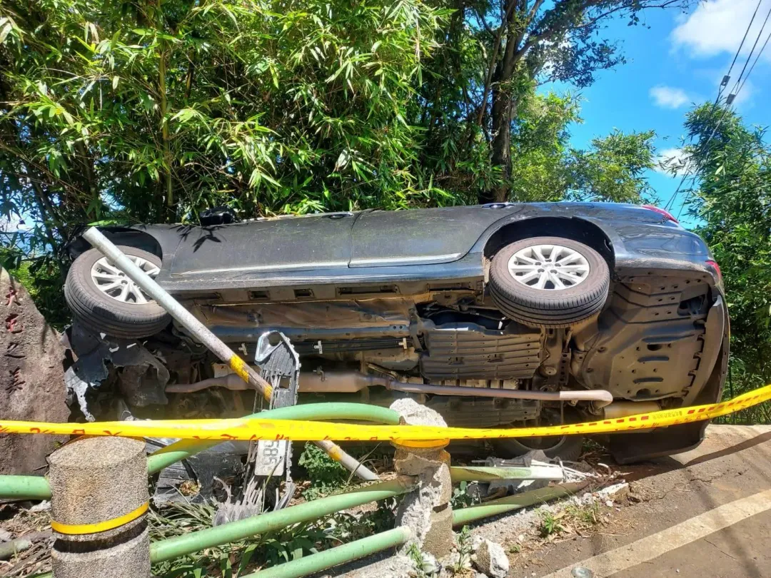 車輛經強烈撞擊後翻覆，車窗破碎、車牌掉落，畫面險象環生。（圖／警方提供）