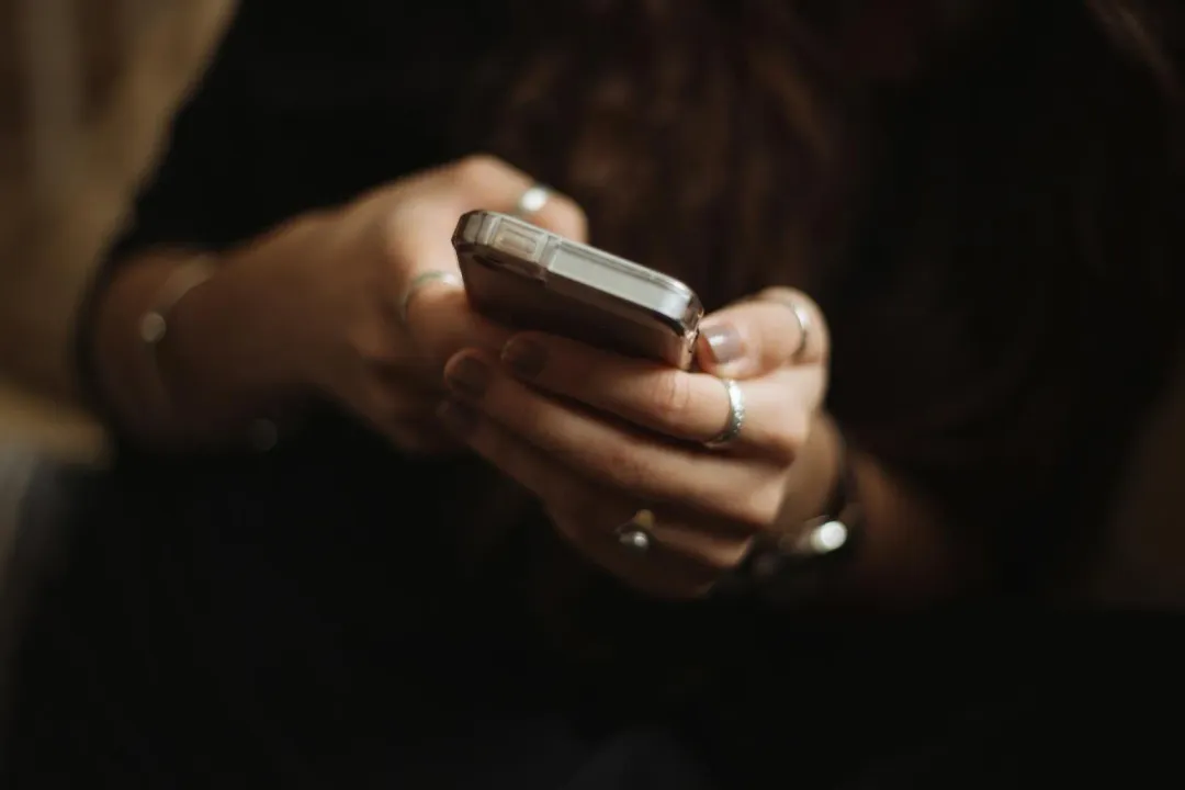 女子按指示下載APP並輸入一串數字,不料竟是轉帳金額。(示意圖/翻攝Unsplash)