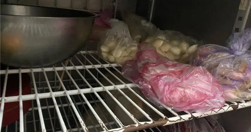 台北市東湖喜相逢麵館堪稱全北市最難訂的私廚，台北市衛生局6月前往稽查，查有冰箱食材未覆蓋缺失。（圖／台北市衛生局提供）