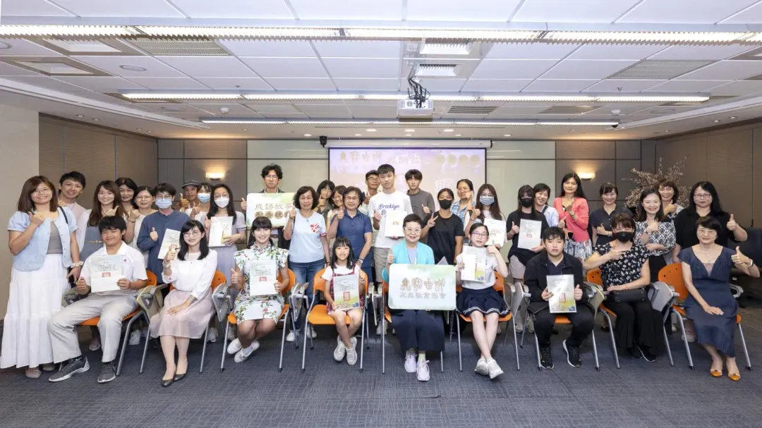 寶吉祥文史教育協會理事長馮明珠與獲獎學子、家長、評審老師合影。（圖／寶吉祥文史教育協會）