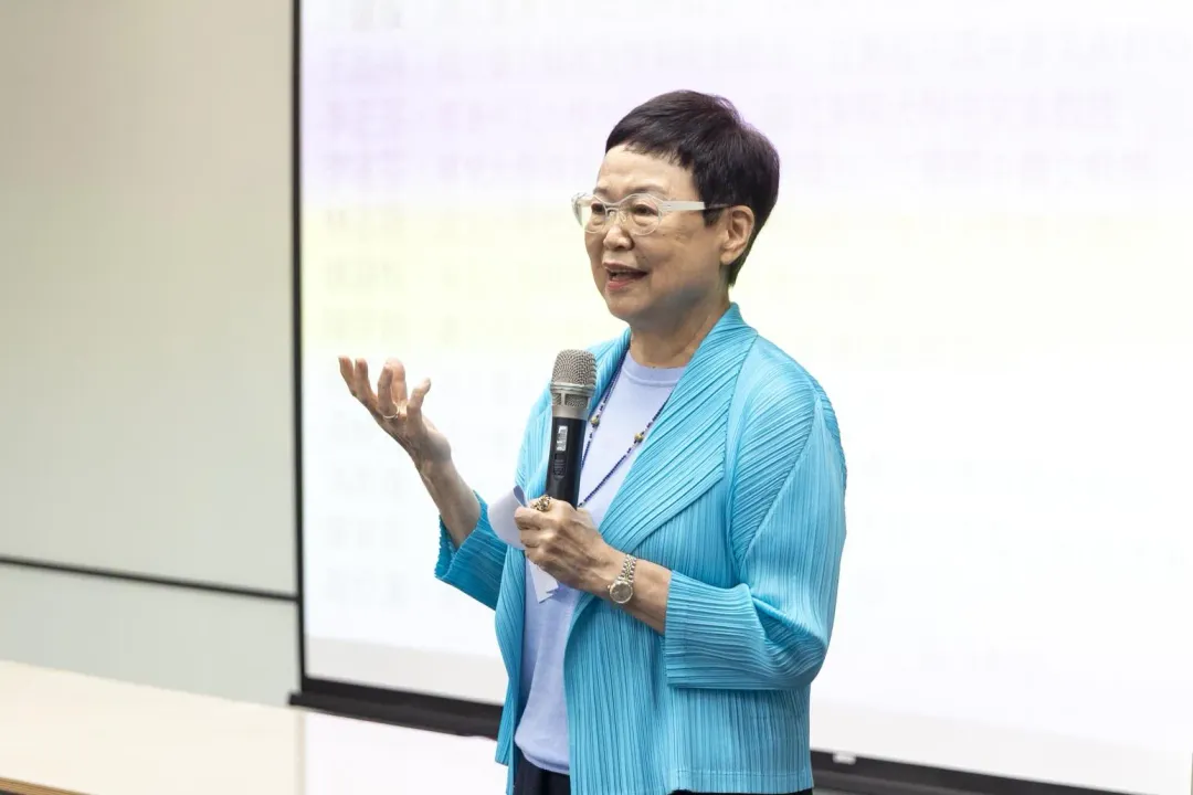 寶吉祥文史教育協會理事長馮明珠代表寶吉祥集團顏總裁向獲獎學子及家長致詞。（圖／寶吉祥文史教育協會）