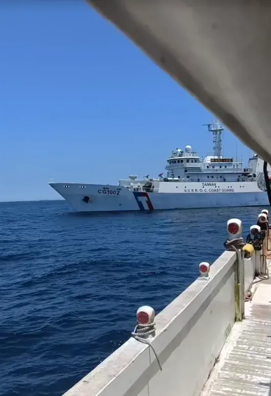 海巡台中艦護漁力阻陸海警船騷擾漁民。（翻攝畫面）