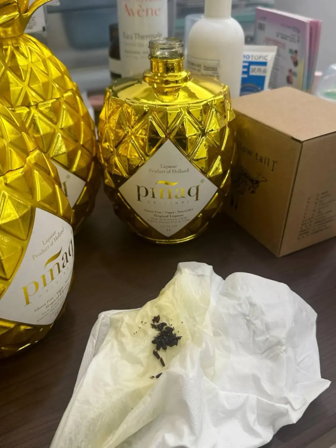 有民眾買到大量黑蟲浸泡的利口酒。（圖／翻攝自台中市議員黃守達臉書）