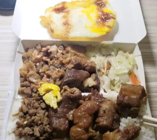 用餐時,把菜與肉至少吃掉一半後,再開始吃飯,也可延緩澱粉被腸胃的吸收速度,患者血糖也下降。