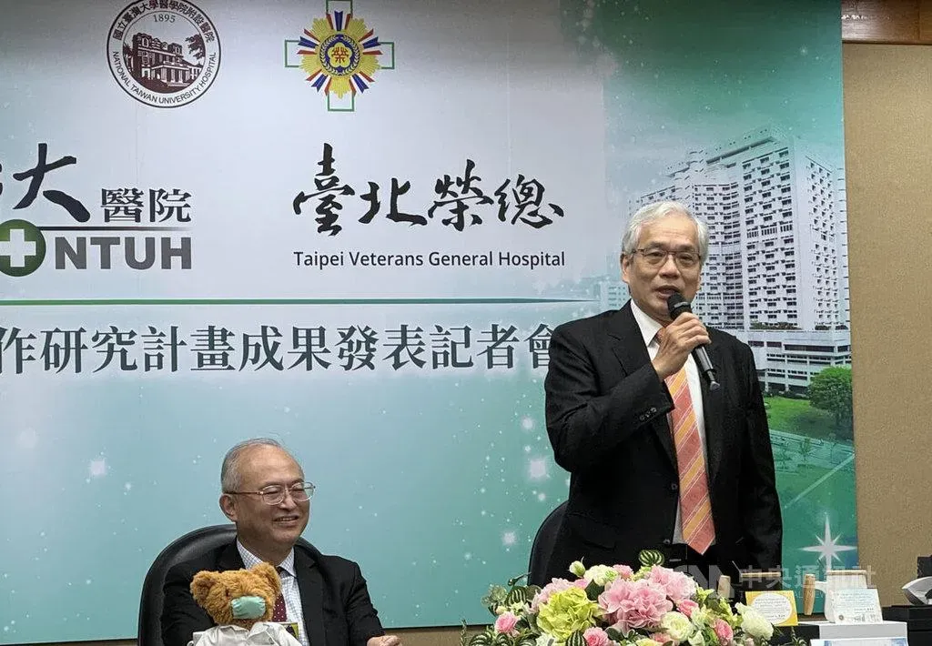 健保頻頻面臨財務危機，台北榮民總醫院院長陳威明（右）受訪時表示贊成提高補充保費。（圖／中央社）