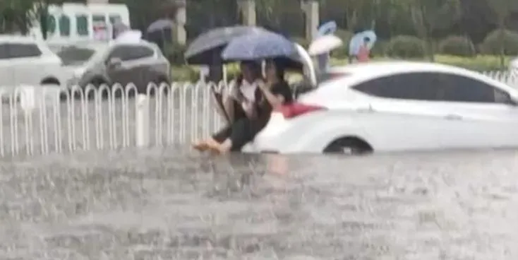 民眾無奈困坐後車廂等待救援。（圖／翻攝青蜂俠）