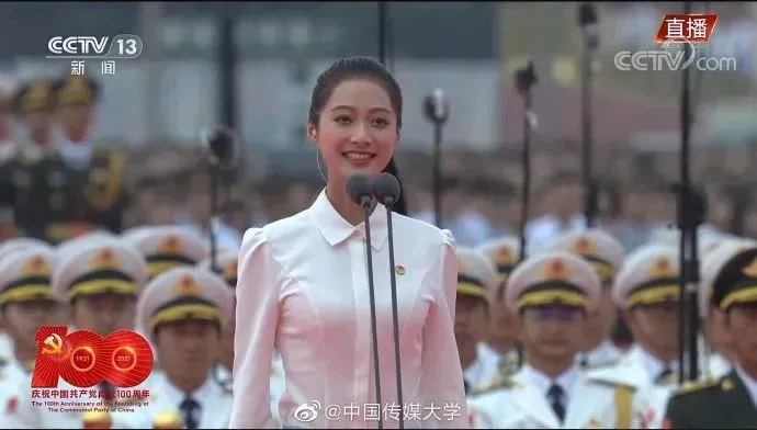 馮琳在中共百年黨慶上領誦走紅。(圖/翻攝微博「中國傳媒大學」)