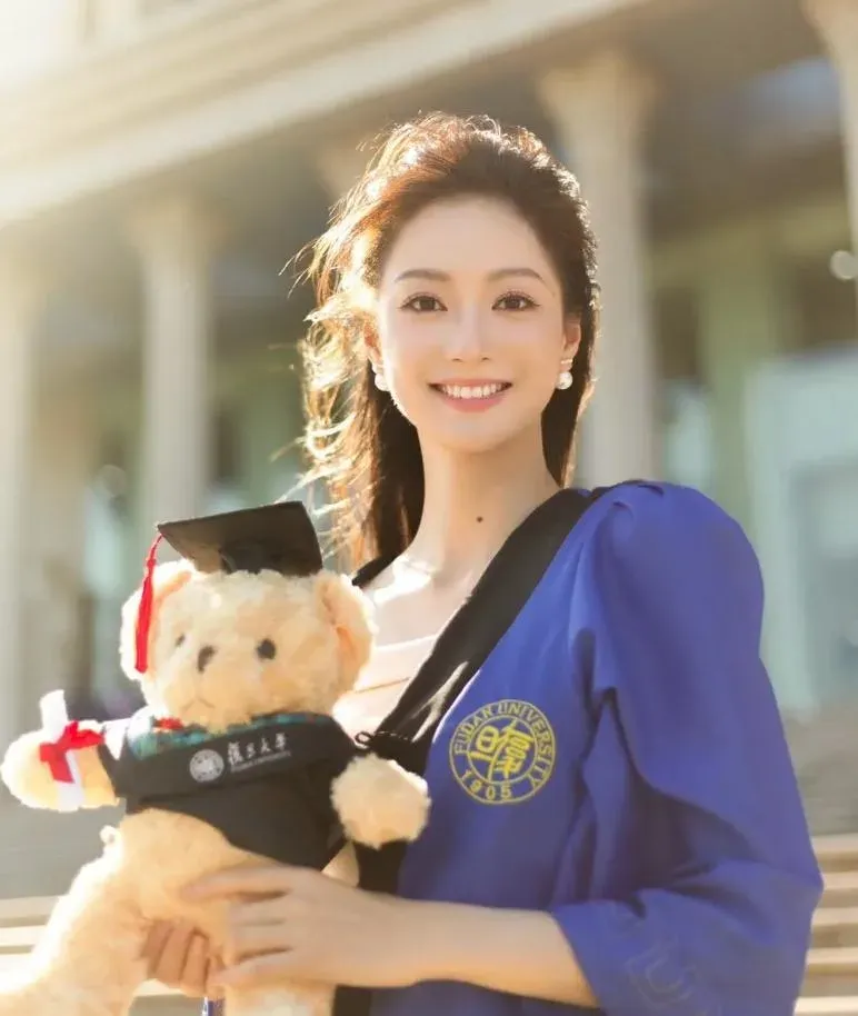 馮琳不只顏值高還是學霸,今年復旦大學碩士畢業。(圖/翻攝微博)
