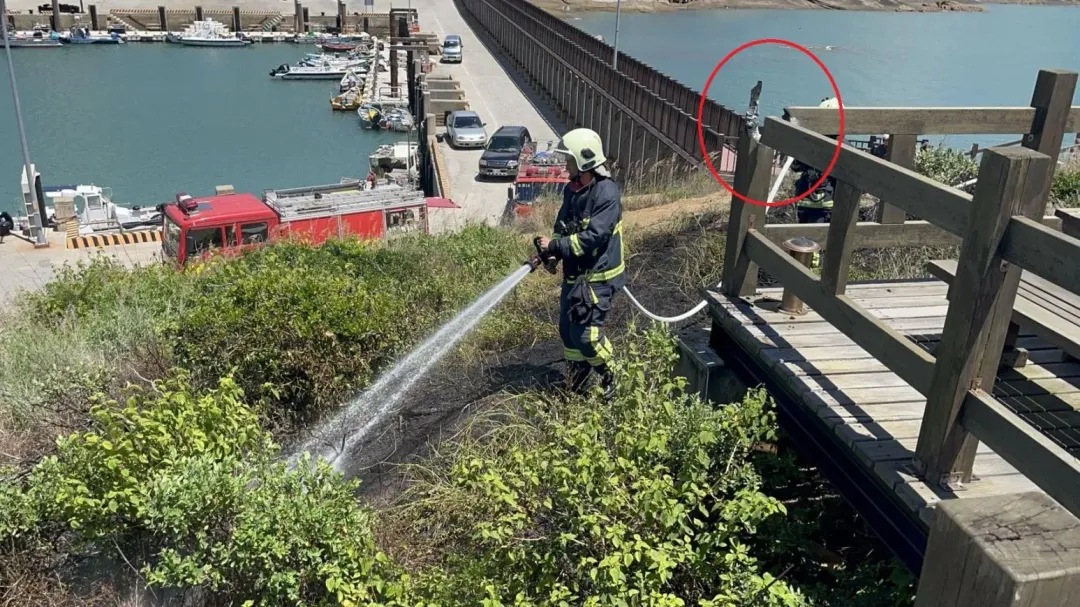 燃燒區域正好在自燃的柱子下方，消防人員拉1條水線將火勢迅速撲滅。（圖／翻攝畫面）