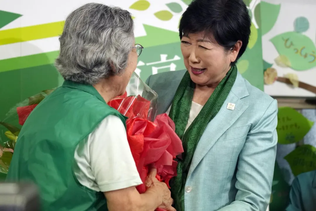 小池百合子7日晚間在會場接受支持者獻花致意。(圖/美聯社)