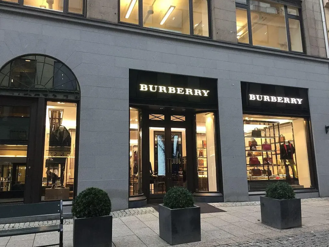 英國百年奢侈品品牌Burberry財務狀況出現支絀,如今傳出將裁撤400名員工削減成本的消息。(示意圖/翻攝自維基百科)