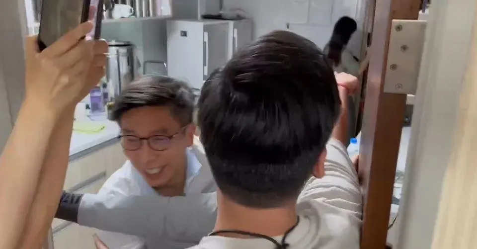 黃捷與鍾佳濱躲在茶水間。