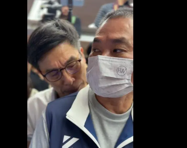 丁學忠的眼神透露出無奈。（圖／中天新聞）