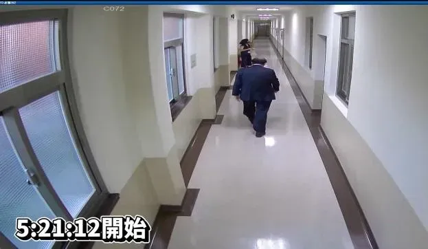 民進黨團總召柯建銘則是在5點21分左右抵達。(圖/國民黨提供)