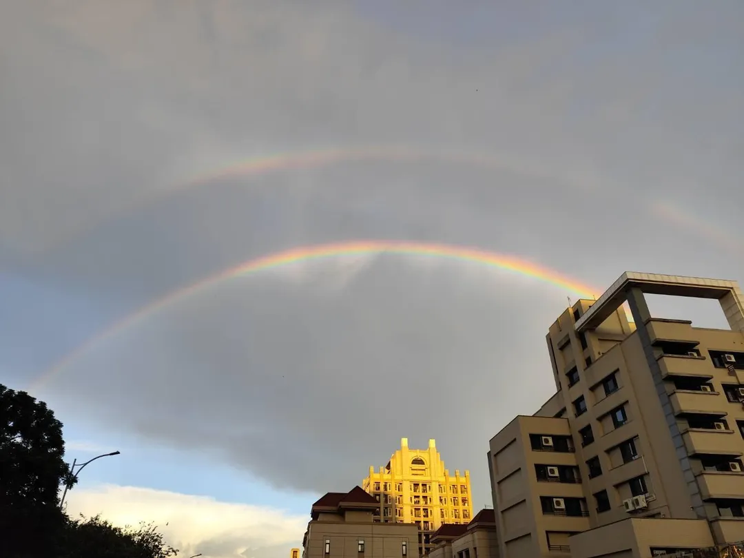 台中有民眾下午在南屯區時,由於午後強降雨才剛結束,沒想到抬頭一看,天空竟然出現「雙彩虹」美麗景象。(圖/民眾提供)