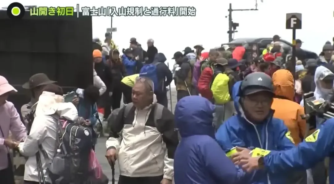 7月1日富士山才剛開山，許多遊客慕名前往。（圖／翻攝NNN）