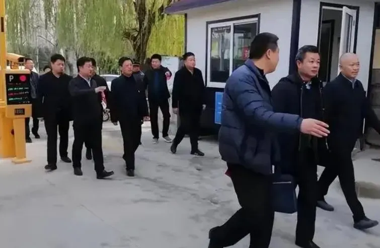 戰祥春（右二）上班途中遭人闖辦公室持刀砍死（圖／翻攝微博）