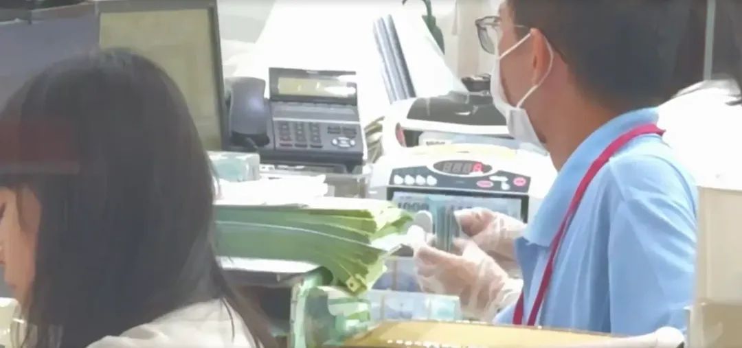 桃園地院人員清點現金。(圖/中天新聞)