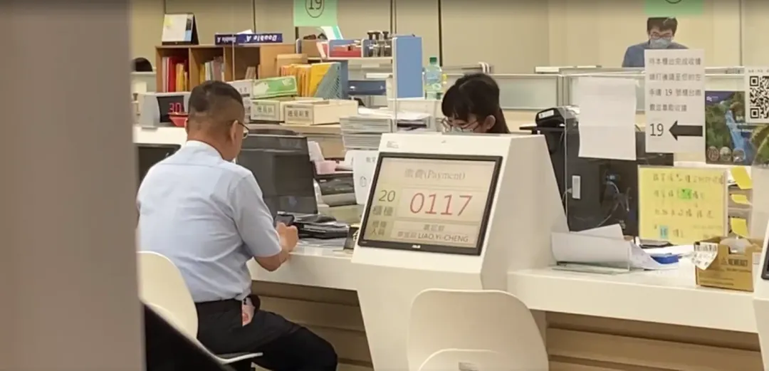 鄭文燦律師到桃園地院交付鄭文燦的保釋金。(圖/中天新聞)