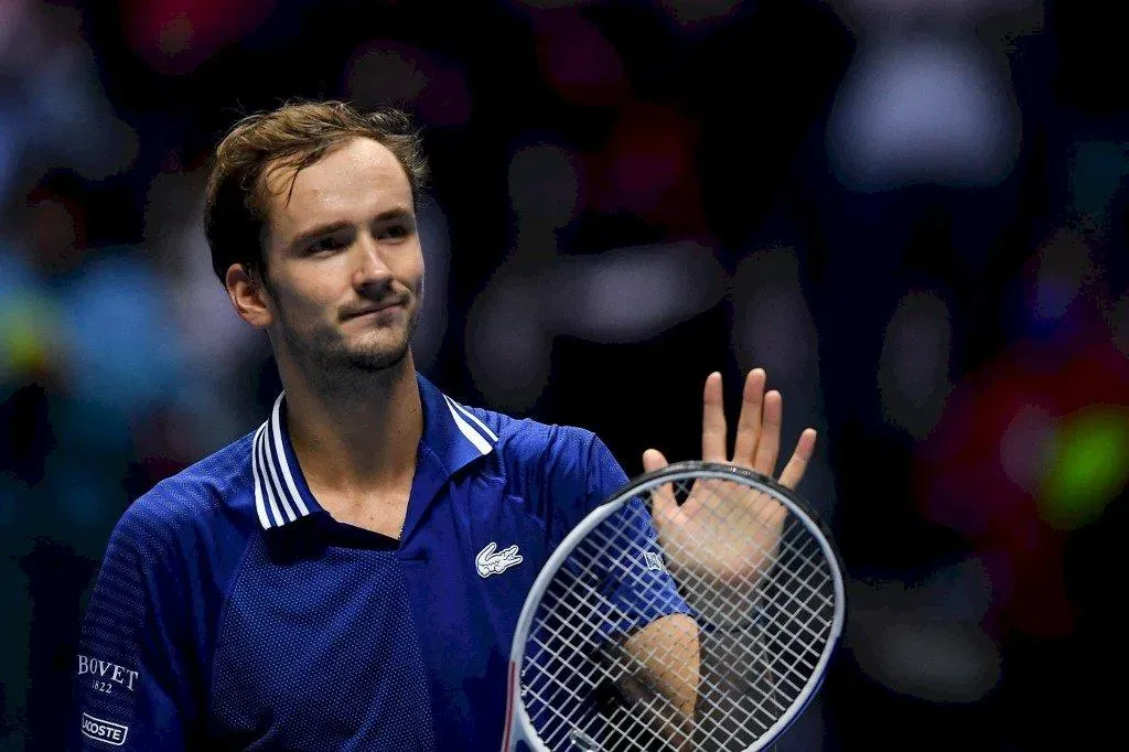 俄羅斯男網名將梅迪維夫(Daniil Medvedev)昨(9)日經歷5盤大戰,在溫布頓網球錦標賽(Wimbledon)8強賽擊敗義大利世界球王辛納,連續第2年挺進溫網準決賽。(示意圖/翻攝自AFP)