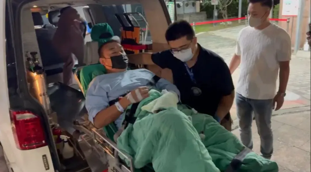 「威震」董座吳明達口戴黑色口罩，經由救護人員利用擔架，送上救護車，畫面中可見，可見他健康狀況相當不錯。（圖／中天新聞）