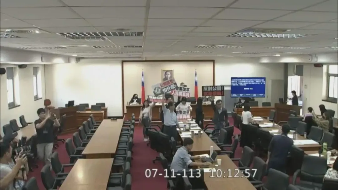 針對經委會成立進口雞蛋調查小組，綠委退席抗議（攝自立院直播頻道）