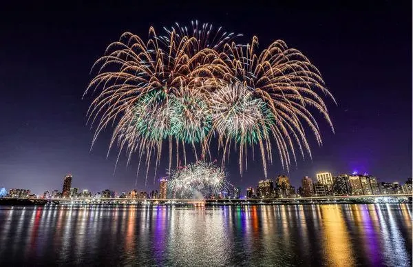 「2024大稻埕夏日節」7月17日、7月24日、7月31日晚間8點施放300秒煙火,8月10日加碼至480秒煙火秀。(圖/大稻埕夏日節官網)