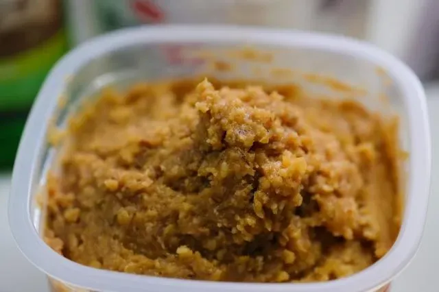 研究發現,味噌湯喝越多,胃癌風險越高,因高鹽食物會傷害胃黏膜,增加罹癌風險。(示意圖/photoAC)