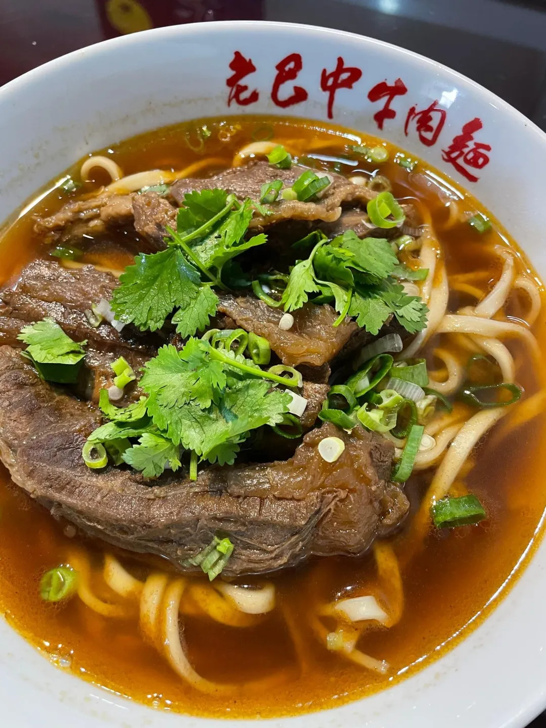 老巴中牛肉麵湯頭帶點川味，每碗都有3大塊腱子心牛肉，許多饕客享用後都大讚肉質軟嫩，麵條Q彈。（圖／翻攝自臉書粉絲專頁 老巴中牛肉麵）