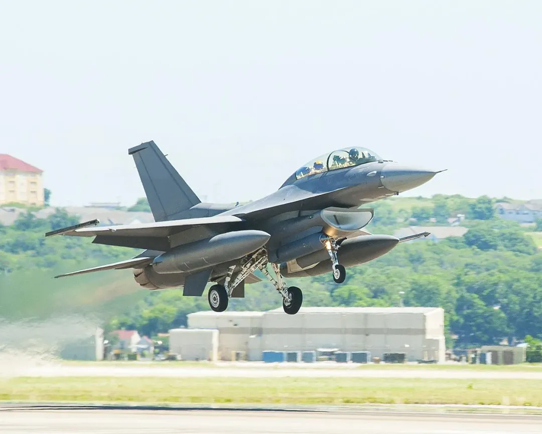 F-16D掛載傳奇IRST莢艙測試。(圖/洛馬公司)