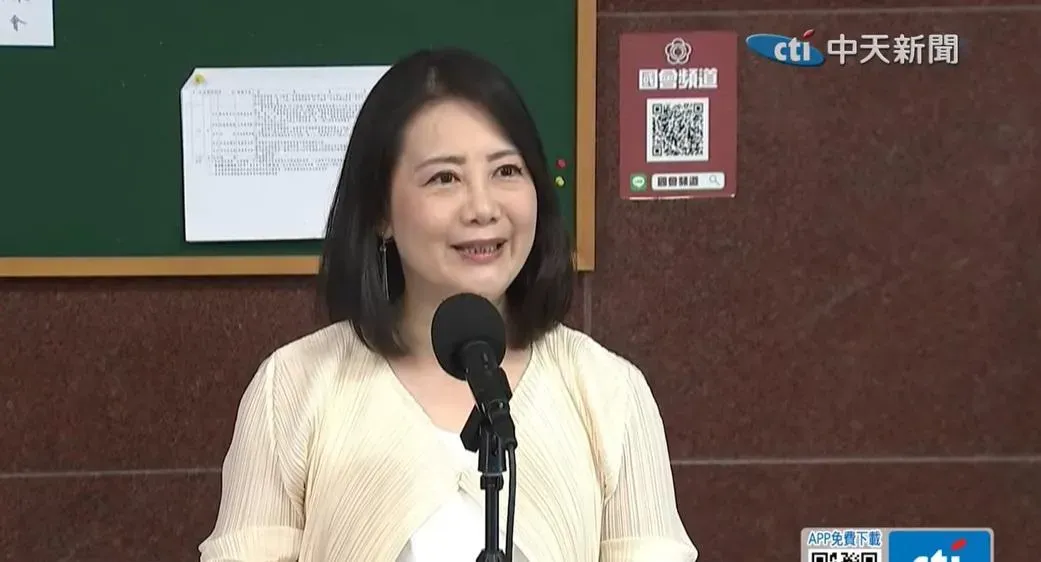 民進黨立委吳思瑤受訪時通批藍白。(圖/中天新聞)