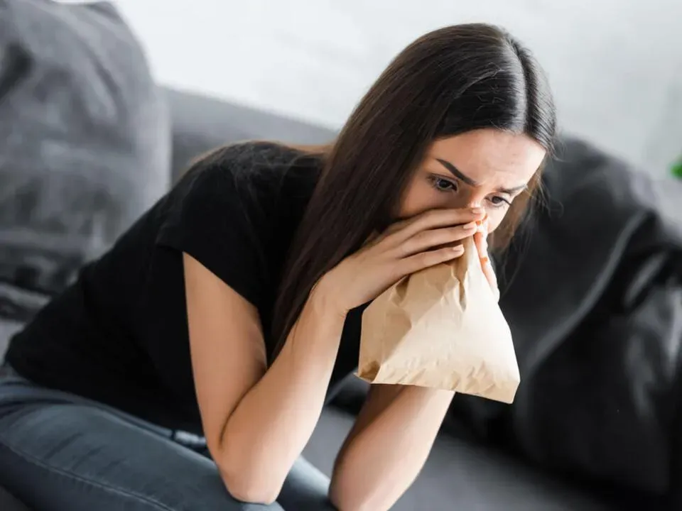 如發現過度換氣可用「紙袋呼吸法」，甚至單純戴上口罩都能緩解症狀。（示意圖／資料庫）