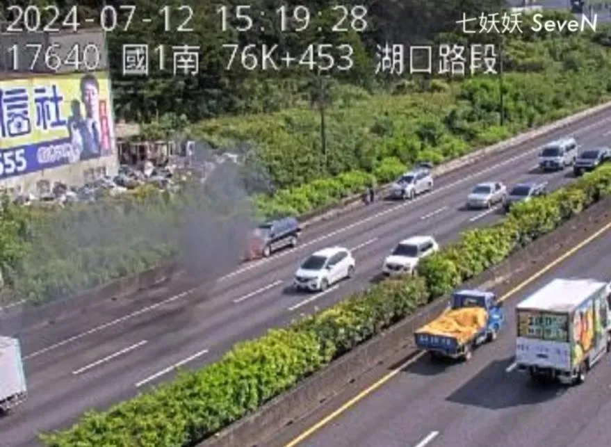 休旅車車頭起火燃燒，還伴隨陣陣黑色濃煙。（圖／翻攝自記者爆料網）