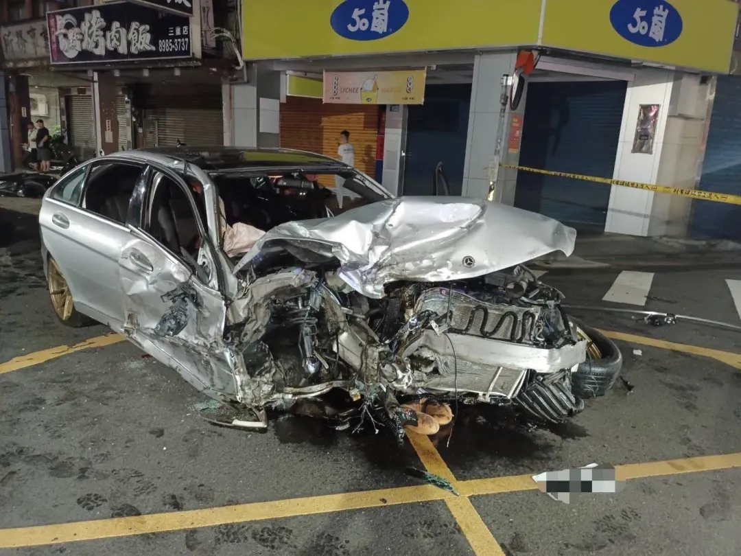 肇事的賓士車。（圖／翻攝畫面）