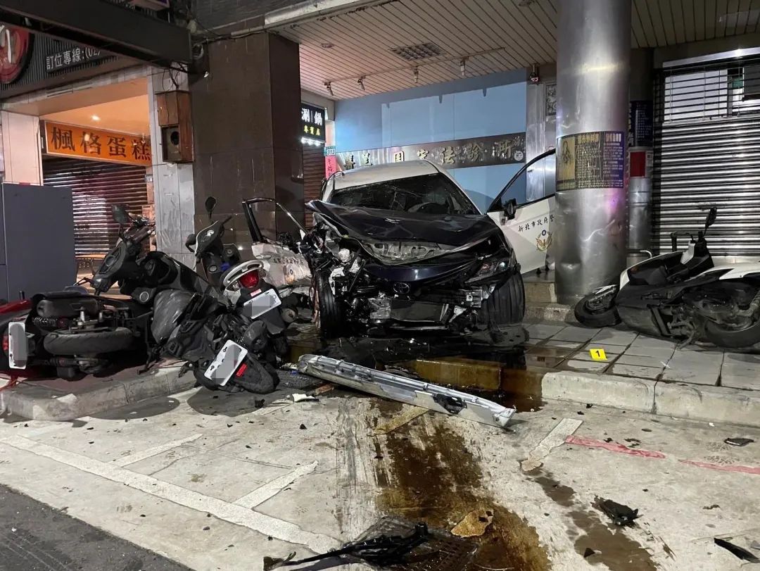 警車被撞飛卡進騎樓。（圖／翻攝畫面）
