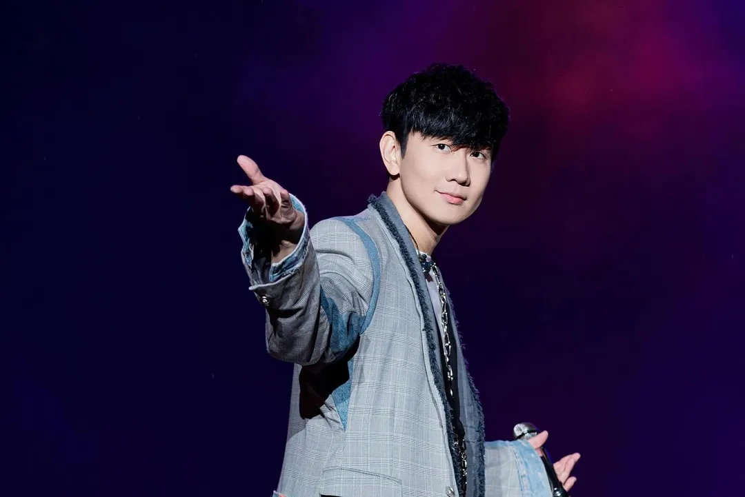 金曲歌王林俊傑13日晚間在北京鳥巢舉行《JJ20 FINAL LAP》世界巡迴演唱會，意外透露自己的健康狀況亮起紅燈。（圖／翻攝自臉書）