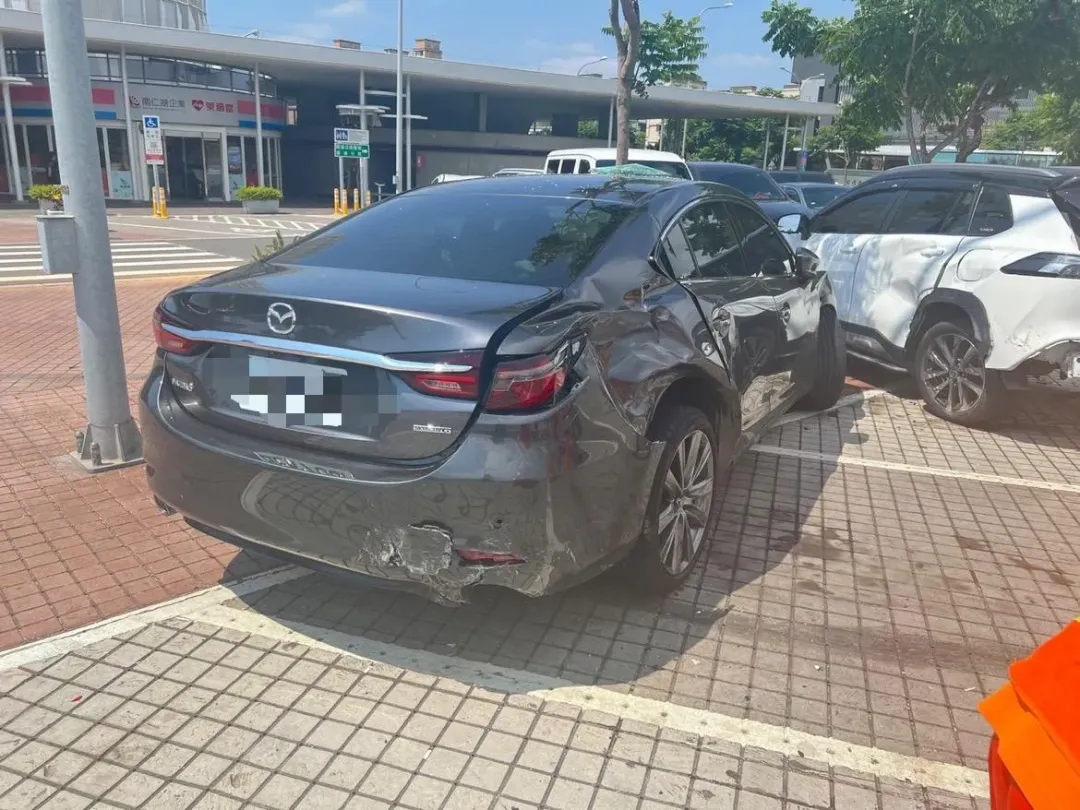 25歲林姓男子駕駛租賃小客車，不明原因擦撞休息站護欄後，再失控擦撞休息站內停車格5輛車而肇事。（圖／民眾提供）