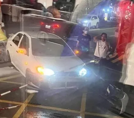 汽車入侵平交道,遭台鐵EMU3000型新自強擦撞。(圖/翻攝畫面)