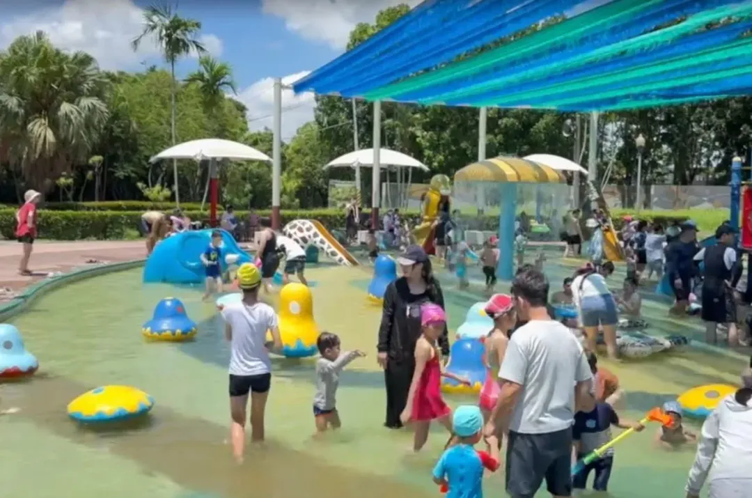 蔡小姐進一步表示,公園裡的水質糟糕,不僅黃黃、濁濁的,並且疑似沒有救生員,不會再帶小孩來。(圖/中天新聞)