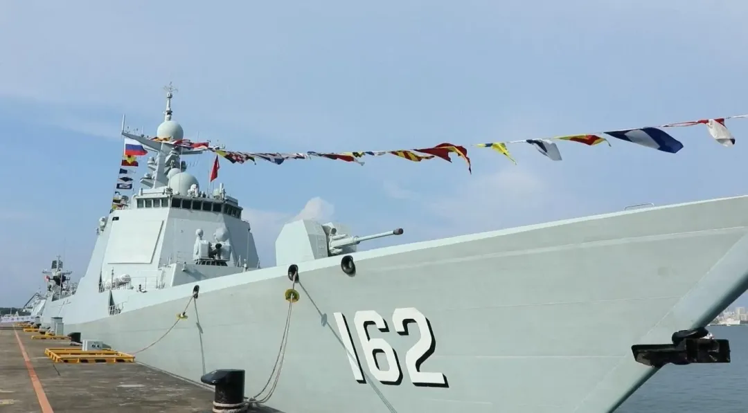 中方由「中華神盾」封號052D型導彈驅逐艦「南寧艦」領軍。（圖／央視）